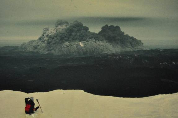 Alpinista assiste, estatelado e incrédulo, a erupção do vulcão Santa Hehena, no estado de Washington, nos EUA